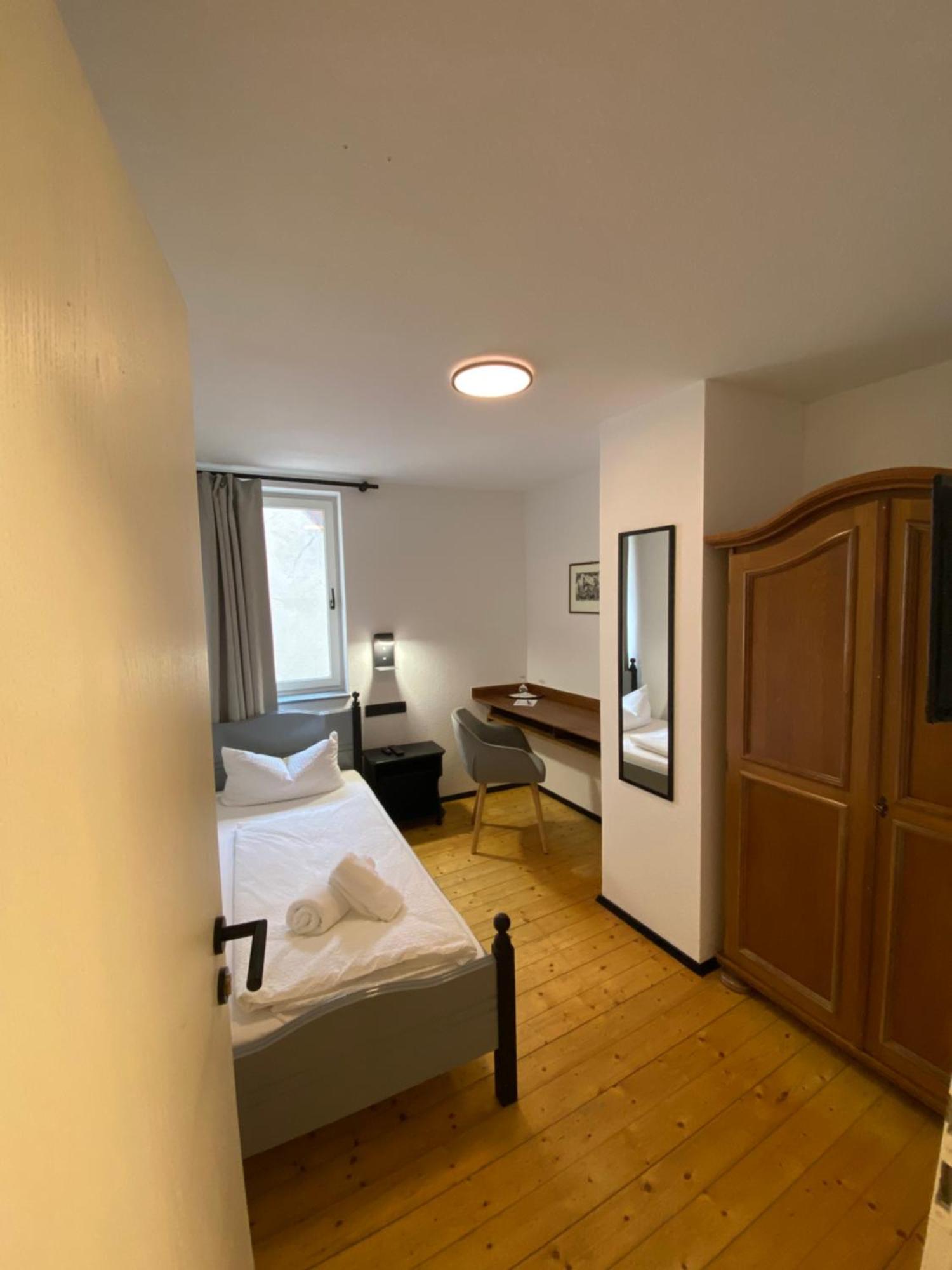 Gasthof Zum Goldenen Schiff - Lehm, Stil & Altstadtflair マルクトブライト エクステリア 写真