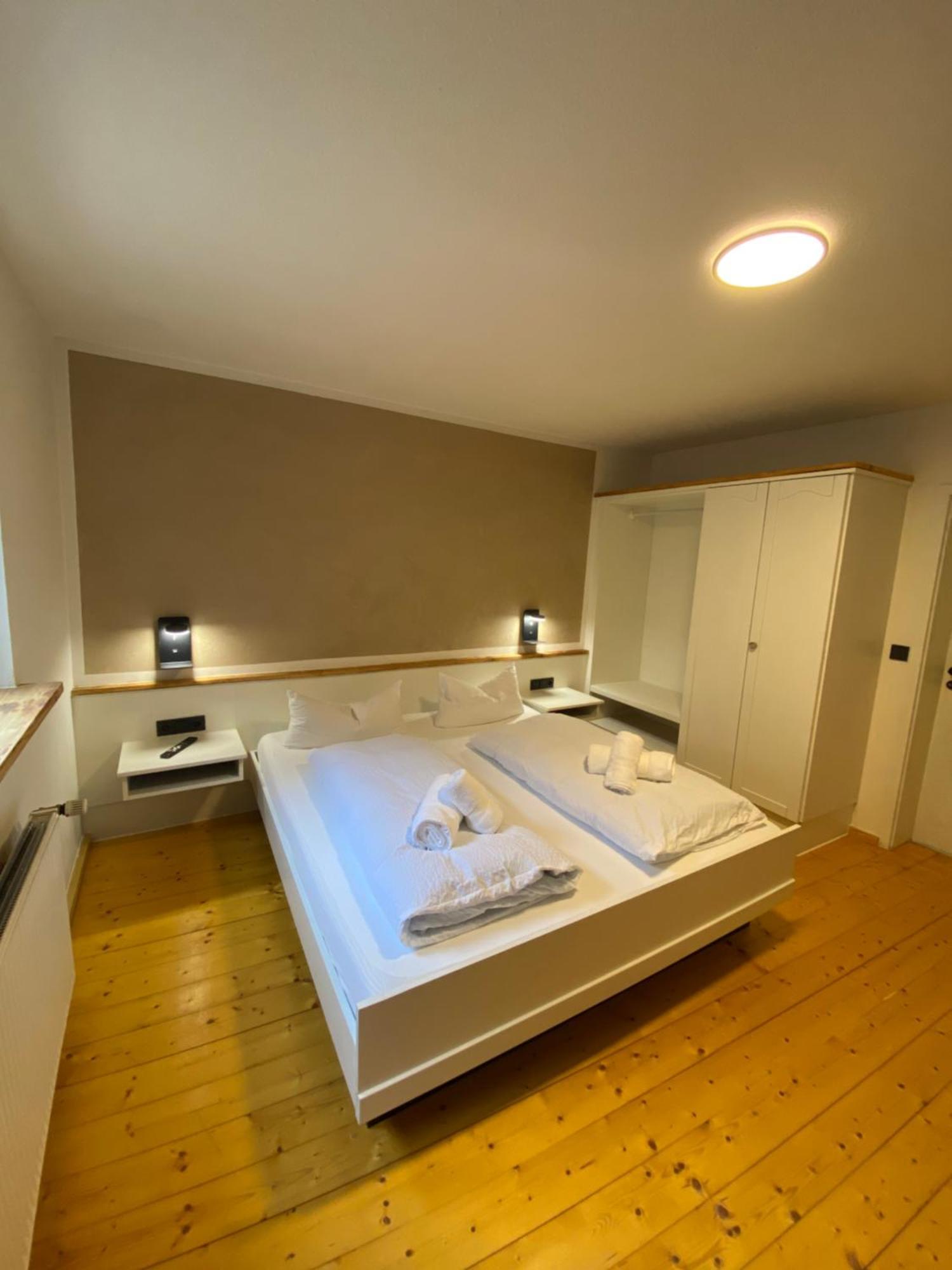 Gasthof Zum Goldenen Schiff - Lehm, Stil & Altstadtflair マルクトブライト エクステリア 写真