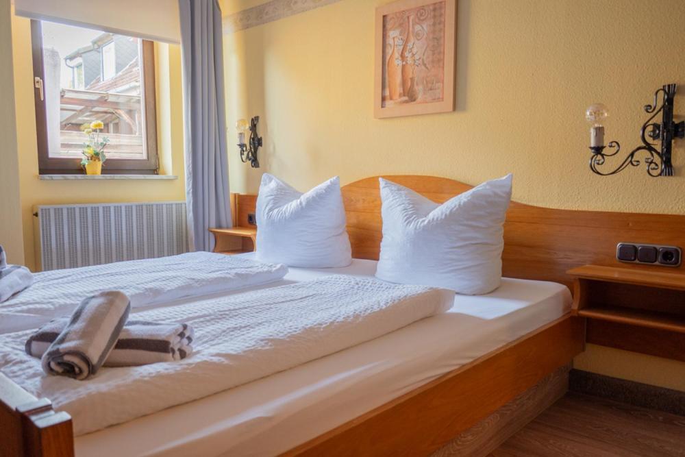 Gasthof Zum Goldenen Schiff - Lehm, Stil & Altstadtflair マルクトブライト エクステリア 写真