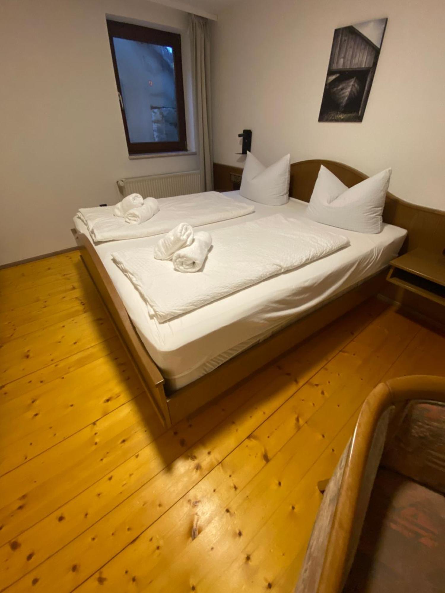 Gasthof Zum Goldenen Schiff - Lehm, Stil & Altstadtflair マルクトブライト エクステリア 写真