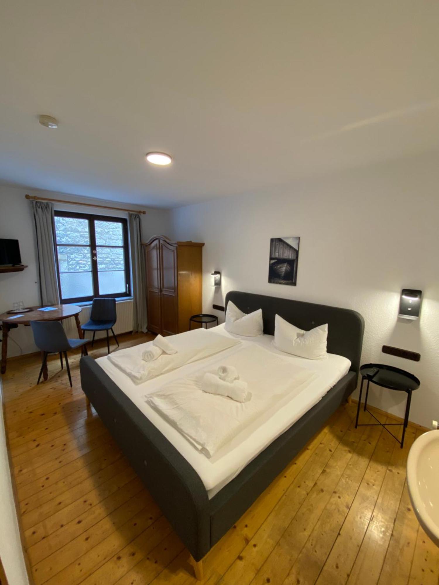 Gasthof Zum Goldenen Schiff - Lehm, Stil & Altstadtflair マルクトブライト エクステリア 写真
